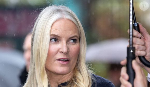 La princesse Mette-Marit de Norvège dévoile le monument à la reine Élisabeth de Kiev sur la place Harald Hårdrådes à Oslo, Norvège, le 24 octobre 2025. 

Dana Press / Bestimage