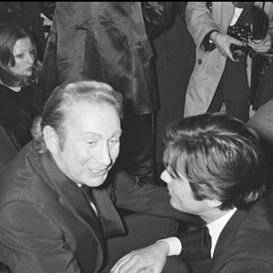 Archives - Charles Trenet et Alain Delon à l'Olympia lors d'un concert de Glbert Bécaud.