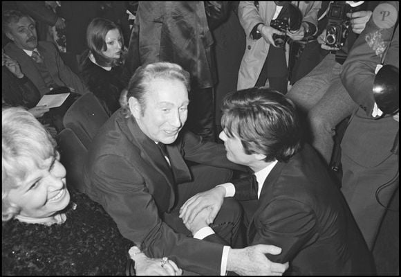 Archives - Charles Trenet et Alain Delon à l'Olympia lors d'un concert de Glbert Bécaud.