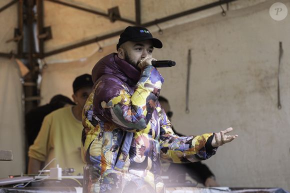 Olivier Ordonez (Oli) - Hommage au chanteur de reggae dieppois Naâman (Martin Mussard), décédé d'une tumeur au cerveau à 34 ans, sur la place rebaptisée à son nom à Dieppe, le 23 février 2025. © Florian Savina / Bestimage