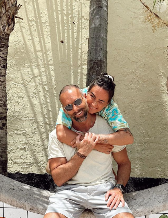 Charles, le charmant frère de Faustine Bollaert, et sa compagne Clémence, ancienne candidate de télé-réalité.