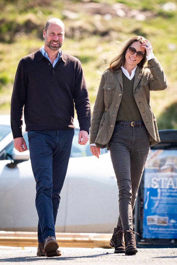 Le prince et la princesse de Galles sont sur l'île de Mull

Le prince William et Kate Middleton, connus sous le nom de duc et duchesse de Rothesay lorsqu'ils sont en Écosse, rencontrent les responsables du service public de ferry ainsi que les membres de la communauté qui l'utilisent avant de prendre le ferry pour traverser l'eau jusqu'à l'île d'Iona, le dernier jour de la visite royale sur l'île de Mull, au Royaume-Uni, le 30 avril 2025. Photo par PA Photos/ABACAPRESS.COM