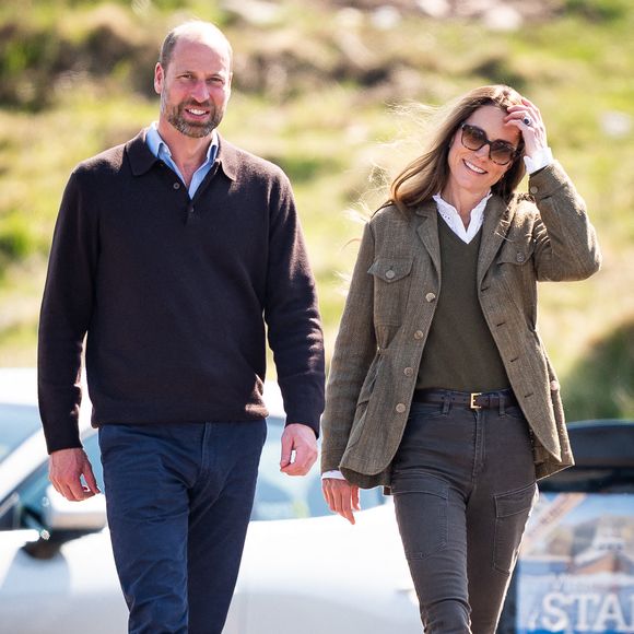 Le prince et la princesse de Galles sont sur l'île de Mull

Le prince William et Kate Middleton, connus sous le nom de duc et duchesse de Rothesay lorsqu'ils sont en Écosse, rencontrent les responsables du service public de ferry ainsi que les membres de la communauté qui l'utilisent avant de prendre le ferry pour traverser l'eau jusqu'à l'île d'Iona, le dernier jour de la visite royale sur l'île de Mull, au Royaume-Uni, le 30 avril 2025. Photo par PA Photos/ABACAPRESS.COM
