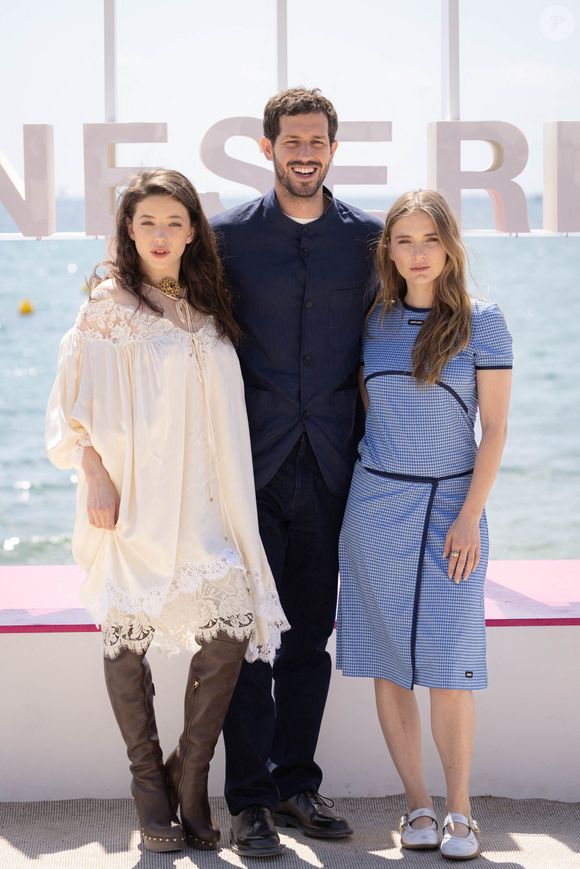Zoé Adjani-Vallat, Victor Belmondo et Camille Razat assistent au Photocall "Le Rouge Et Le Noir" au 9ème Festival International de Cannes le 25 avril 2026 à Cannes, France. © Shootpix/Abacapress.com