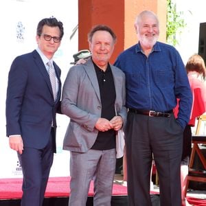 Cette star du cinéma de 78 ans a été assassinée !

Ben Mankiewicz, Billy Crystal et Rob Reiner lors d'une cérémonie au Chinese Theatre à Hollywood.

Photo : Backgrid USA / Bestimage