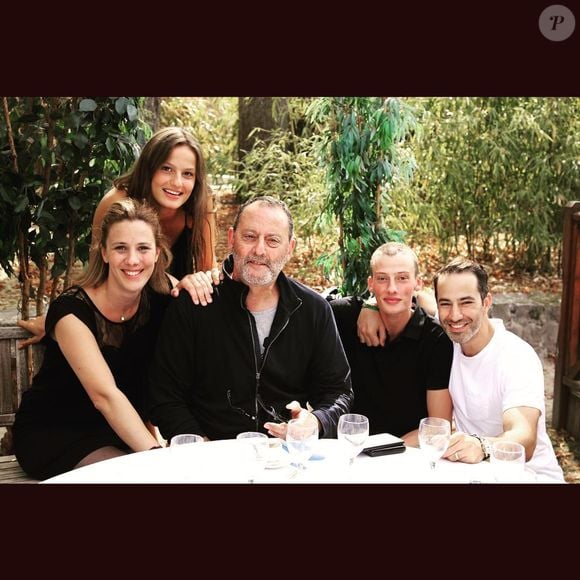 Jean Reno et quatre de ses enfants, Sandra, Serena, Tom et Michaël. ©Instagram