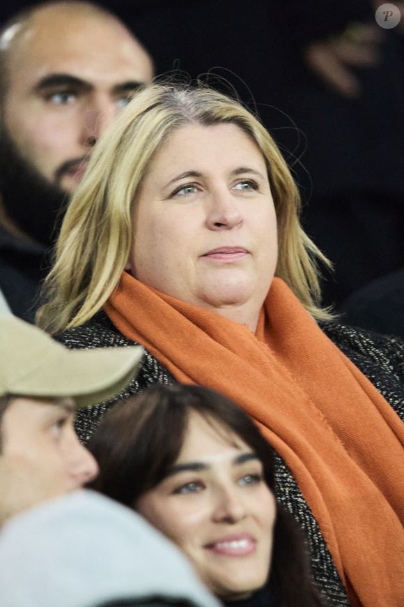 "On a fait concevoir une cuisine où on peut tenir à 14 autour de la table", confie-t-elle.

Stéphanie Le Quellec - Célébrités assistent au match de Ligue des champions entre le PSG et l'Atlético de Madrid au Parc des Princes à Paris le 6 novembre 2024. © Cyril Moreau/Bestimage