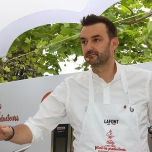 Les Chefs à Saint-Tropez fêtent les producteurs 2025 - Inauguration de la 5e édition,  les Chefs et les producteurs se retrouvent sur la place des Lices à Saint-Tropez, le 3 mai 2025. Le chef Cyril Lignac fait une démonstration de Pâtisserie.. ©Jean-Marc Lhomer / Bestimage.