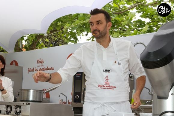 Les Chefs à Saint-Tropez fêtent les producteurs 2025 - Inauguration de la 5e édition,  les Chefs et les producteurs se retrouvent sur la place des Lices à Saint-Tropez, le 3 mai 2025. Le chef Cyril Lignac fait une démonstration de Pâtisserie.. ©Jean-Marc Lhomer / Bestimage.