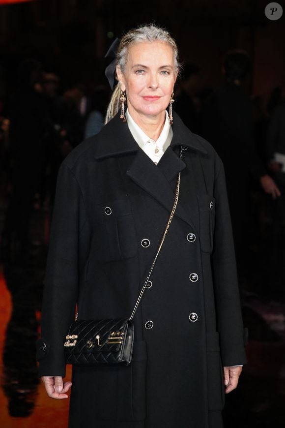 Elle changé de tête pour un nouveau rôle

Carole Bouquet - Célébrités au Défilé Chanel, Collections Prêt-à-porter Printemps / Eté 2026, dans le cadre de la Fashion Week de Paris. Au Grand Palais à Paris, France, le 06 Octobre 2025. 

© Bertrand Rindoff / Bestimage
