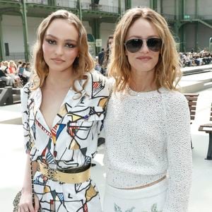 Invitée dans "C à Vous", la chanteuse et comédienne avait évoqué le parcours de ses enfants, Lily-Rose Depp et Jack Depp. La mère de famille reconnaissait que leur nom pouvait leur faciliter certaines choses.
Lily-Rose Depp et sa mère Vanessa Paradis - Les célébrités au photocall du défilé "Chanel Cruise Collection 2020" au Grand Palais. Paris, le 3 mai 2019.
© Olivier Borde/Bestimage