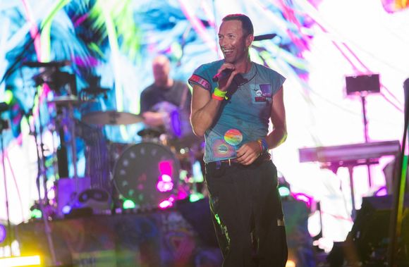 Glastonbury, ROYAUME-UNI – Coldplay se produit sur la scène Pyramid lors du festival de Glastonbury 2024 ! Le groupe a été rejoint sur scène par Victoria Canal. Backgrid UK/ Bestimage

Sur la photo : Coldplay – Chris Martin
