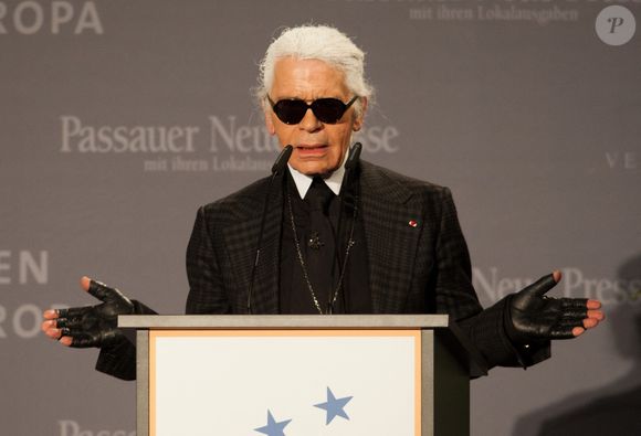 Le créateur Karl Lagerfeld remet à la princesse Caroline de Monaco le " Menschen in Europa Charity Award " (" Les gens en Europe ") au Media Centre Passau, à Passau, en Allemagne, le 12 décembre 2011. La princesse est récompensée pour son engagement à travers l'organisation caritative Amade Mondiale pour ses enfants. Photo Armin Weigel/DPA/ABACAPRESS.COM