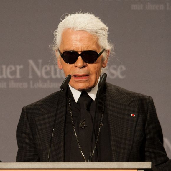 Le créateur Karl Lagerfeld remet à la princesse Caroline de Monaco le " Menschen in Europa Charity Award " (" Les gens en Europe ") au Media Centre Passau, à Passau, en Allemagne, le 12 décembre 2011. La princesse est récompensée pour son engagement à travers l'organisation caritative Amade Mondiale pour ses enfants. Photo Armin Weigel/DPA/ABACAPRESS.COM