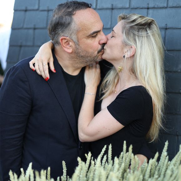 Francois-Xavier Demaison et Anaïs se sont mariés il y a 6 ans 

Francois-Xavier Demaison et son épouse Anais Demaison assistent à la soirée Golden Hour du Peninsula Paris France. Photo par Jerome Dominé/ ABACAPRESS.COM