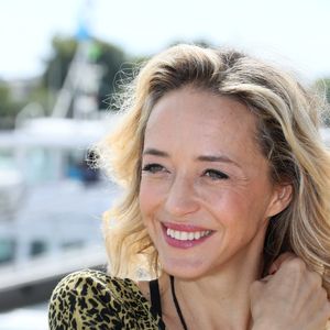 Un entretien durant lequel Hélène de Fougerolles a évoqué sa nouvelle vie dans le sud de la France

Hélène De Fougerolles pour la série télévisée "Balthazar" au photocall du troisième jour du festival international du film de La Rochelle, France, le 14 septembre 2018. © Patrick Bernard/Bestimage