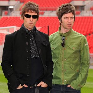 C'est un vrai coup de tonnerre. 

Liam et Noel Gallagher lors d'une conférence de presse d'Oasis avant leur concert au stade de Wembley à Londres.
©Alpha / Bestimage