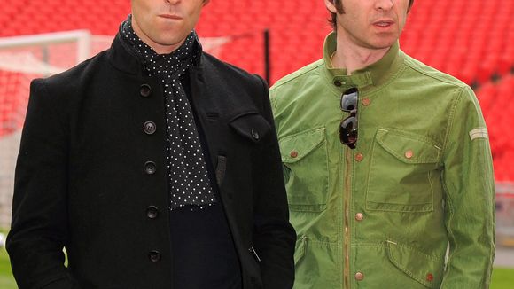 Alors que le groupe Oasis est en pleine tournée, un des frères Gallagher visé par une plainte