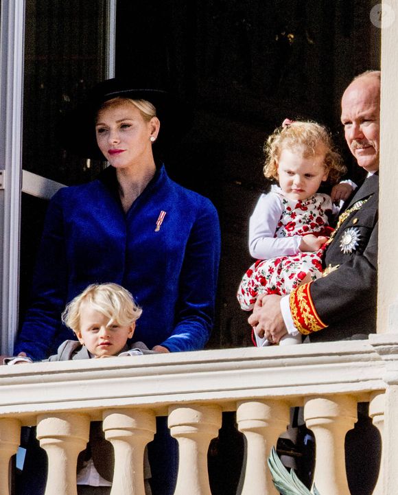 La princesse Charlène et le prince Albert II de Monaco avec leurs enfants, le prince Jacques et la princesse Gabriella, sur le balcon du Palais Princier, après les célébrations de la fête nationale de Monaco, à Monaco, le 19 novembre 2017. Photo by Robin Utrecht/ABACAPRESS.COM