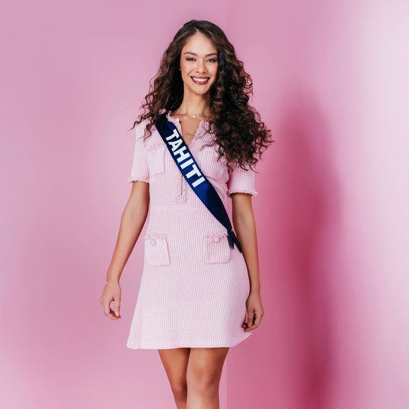 En plus de son salaire, elle bénéficie d’un appartement de fonction à Paris ainsi qu’une série de cadeaux, dont une voiture. 

Portrait officiel des 30 candidates au concours Miss France 2026. 
Photo SIPA / Benjamin Decoin via Bestimage