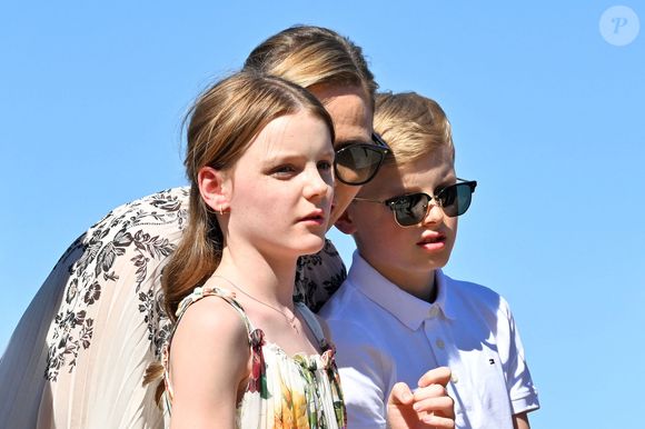 Le prince Albert II de Monaco, la princesse Charlène de Monaco, le prince Jacques de Monaco, marquis des Baux, et la princesse Gabriella de Monaco, comtesse de Carladès, ont été accueillis à Mur-de-Barrez en aveyron par M. Pierre Ignace, le maire de la commune et membre de la délégation officielle française lors de la récente visite d’État à Monaco. © Bruno Bebert/Bestimage