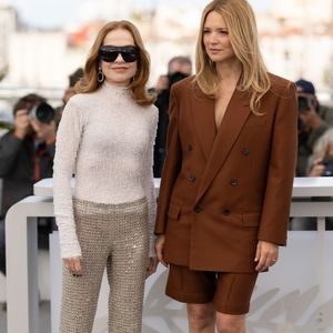 Virginie Efira, Isabelle Huppert - Photocall du film "Histoires Parallèles" lors du 79ème Festival International du Film de Cannes, le 15 mai 2026.
© Jacovides/Moreau/Bestimage