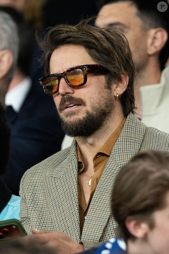 Même l'acteur Lucas Bravo, star de la série "Emily in Paris", a fait le déplacement !

Lucas Bravo dans les tribunes du match de quart de finale aller de Ligue Des Champion au Parc des Princes à Paris, le 8 avril 2026. 

Photo : Cyril Moreau / Bestimage