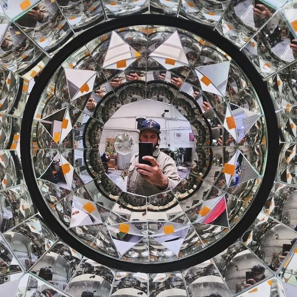 Surnommé "Le Diamantaire", il travaille essentiellement avec des miroirs pour créer des jeux de lumières.

"Vous avez remarqué mon absence de post ces dernières semaines... Mais c'est pour une raison excitante!!!! Je suis en plein dans un projet monumental pour les Jeux Olympiques avec @trajectoire_studio . Voici un aperçu des dernières avancées et quelques photos exclusives de ma prochaine œuvre", expliquait Alexis sur Instagram en juillet 2024.