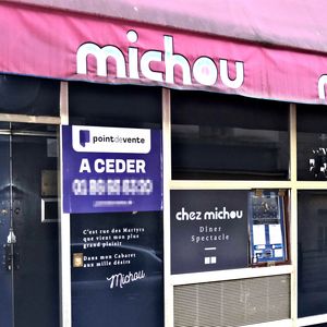 Le célèbre cabaret "Chez Michou" cède la place, après 68 ans d'existence, le 13 juillet 2024. Déclaré en liquidation judiciaire par le tribunal de commerce de Paris le 16 juillet 2024, ce haut lieu des nuits parisiennes était en difficulté depuis le décès de son illustre fondateur, Michou, le 26 janvier 2020 et le cabaret transformiste était en cessation de paiements depuis fin juin 2024. 
© Cédric Perrin / Bestimage
