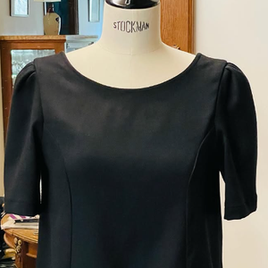 Natacha Polony présente sa tenue du jour.