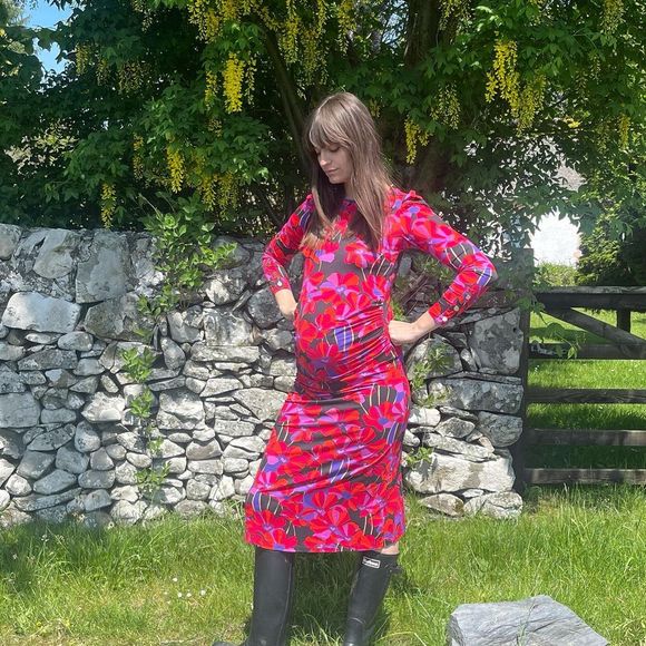 Clara Luciani dévoile son ventre rond sur Instagram. Le 4 juin 2023.