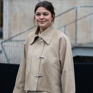 Elle sera également dans une pièce de théâtre à la rentrée

Louane assiste au défilé Patou Homme Automne-Hiver 2026-2027 dans le cadre de la Fashion Week de Paris, le 25 janvier 2026 à Paris, en France. Photo : LounisPhotography/ABACAPRESS.COM