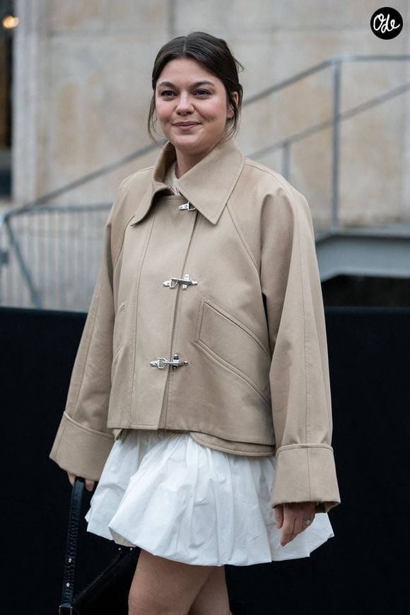 Elle sera également dans une pièce de théâtre à la rentrée

Louane assiste au défilé Patou Homme Automne-Hiver 2026-2027 dans le cadre de la Fashion Week de Paris, le 25 janvier 2026 à Paris, en France. Photo : LounisPhotography/ABACAPRESS.COM