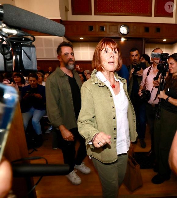 Gisèle Pelicot et son fils Florian Pelicot - Procès en appel de l'affaire du viol de Mazan au palais de justice de Nîmes, le 7 octobre 2025. H.Dogan prétend avoir été induit en erreur, après que le mari de G.Pelicot lui ait fait croire qu'elle était consentante au moment des faits.
© Franz Chavaroche / Bestimage