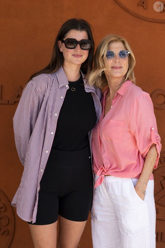 Oriane Deschamps et Michèle Laroque au village lors des Internationaux de France de Tennis de Roland Garros 2025. Paris, le 30 mai 2025. 
© Moreau / Jacovides / Bestimage