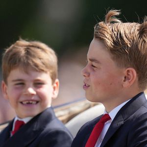Le prince Louis de Galles et le prince George de Galles lors de la cérémonie Trooping the Colour à Londres, le 14 juin 2025.

Photo : James Whatling / Bestimage