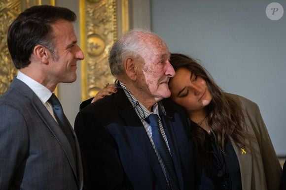 Emmanuel Macron, président de la République,  Claude Pierre-Bloch, vice-président de la LICRA et sa petite-fille, lors de la remise du prix Jean Pierre-Bloch de  la LICRA, à l Elysée, le 2 avril 2025.  © Eric Tschaen / pool / Bestimage
