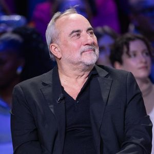 Exclusif - Antoine Dulery lors de l'enregistrement de l'émission "La Boîte à secrets", présentée par F.Bollaert et diffusée le 2 janvier 2026 sur France 3, dans les studios du Lendit à Saint-Denis, France, le 1er décembre 2025. © Cyril Moreau/Bestimage