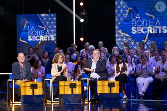 Exclusif - François Berléand, Mireille Dumas et Garou lors de l'enregistrement de l'émission "La Boîte à secrets", présentée par F.Bollaert et diffusée le 26 septembre 2025 sur France 3, dans les studios du Lendit à Saint-Denis, Seine Saint-Denis, France, le 8 septembre 2025. © Pierre Perusseau/Bestimage