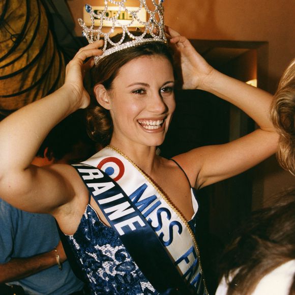 "Il m’a dit : Maman, t’étais belle !" L'emploi du passé a tout de suite fait sourire notre reine de beauté ! 

Miss France 1998 - Sophie Thalmann - Archives personnalités  © JLPPA / Bestimage