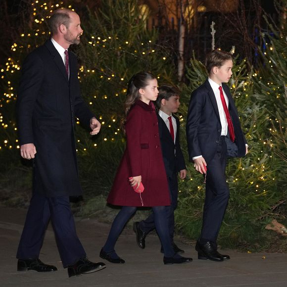 Concert de Noël de Kate Middleton

Le prince William, prince de Galles, le prince George de Galles, la princesse Charlotte de Galles, et le prince Louis de Galles, assistent au service Together At Christmas Carol à l'abbaye de Westminster à Londres, Royaume-Uni. © Julien Burton/Bestimage