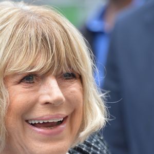 Marianne Faithfull a par la suite hélas rencontré plusieurs problèmes personnels, dans les années 1970, souffrant notamment d'anorexie. Elle a également eu une forte addiction à la drogue, et s'est retrouvée à la rue. Mais elle a ensuite  fait un retour avec la sortie en 1979 de son album Broken English, un succès commercial acclamé par la critique, ce qui a alors marqué une résurgence de sa carrière musicale.

Info - La chanteuse britannique Marianne Faithfull est décédée à l’âge de 78 ans - Marianne Faithfull - Arrivées des people au 2ème défilé de mode Haute-Couture automne-hiver 2016/2017 "Chanel" au Grand Palais à Paris. Le 5 juillet 2016. 
© CVS-Veeren / Bestimage