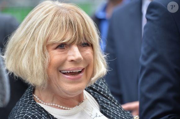 Marianne Faithfull a par la suite hélas rencontré plusieurs problèmes personnels, dans les années 1970, souffrant notamment d'anorexie. Elle a également eu une forte addiction à la drogue, et s'est retrouvée à la rue. Mais elle a ensuite  fait un retour avec la sortie en 1979 de son album Broken English, un succès commercial acclamé par la critique, ce qui a alors marqué une résurgence de sa carrière musicale.

Info - La chanteuse britannique Marianne Faithfull est décédée à l’âge de 78 ans - Marianne Faithfull - Arrivées des people au 2ème défilé de mode Haute-Couture automne-hiver 2016/2017 "Chanel" au Grand Palais à Paris. Le 5 juillet 2016. 
© CVS-Veeren / Bestimage