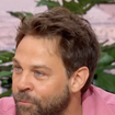 "J'ai grandi avec Lolita qui est sa fille" : Arthur Jugnot a une histoire singulière avec Renaud qui a été une figure paternelle pour lui