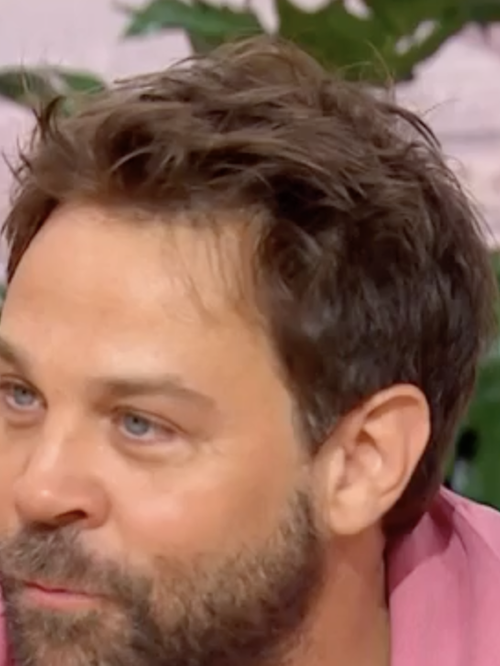 "J'ai grandi avec Lolita qui est sa fille" : Arthur Jugnot a une histoire singulière avec Renaud, il a été une figure paternelle pour lui