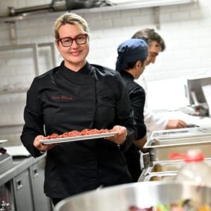 Exclusif -  Luana Belmondo, la célèbre cheffe romaine, prend les commandes de la cuisine de Gioia, la célèbre table tropézino-italienne située à Saint-Tropez dont Jean-Roch est le propriétaire. Ici, elle est au restaurant où elle viendra une fois par mois superviser sa brigade.