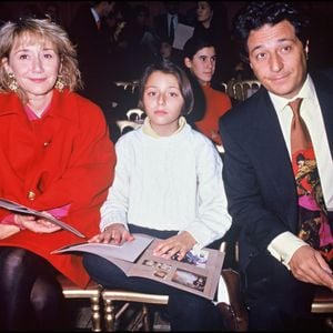 ...a poursuivi un très brillant cursus scolaire, passant notamment par Sciences Po...

Marie-Anne Chazel, Christian Clavier et leru fille Margot en 1992