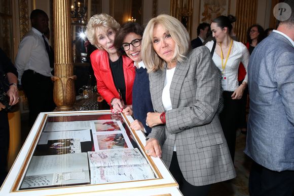Nicole Sonneville, Rachida Dati (Ministre de la Culture) et Brigitte Macron - Line Renaud fait don de ses archives aux Archives Nationales au Ministère de la Culture, Paris le 12 Mai 2025. L’ex-meneuse de revue qui fêtera ses 97 ans le 2 juillet prochain a remis à la ministre de la Culture R. Dati, la lettre par laquelle elle fait don de ses archives (correspondances, papiers et documents personnels et professionnels) à l’État. Un moment fort en émotions qu’elle a partagé avec ses «enfants de cœur». © Bertrand Rindoff / Bestimage