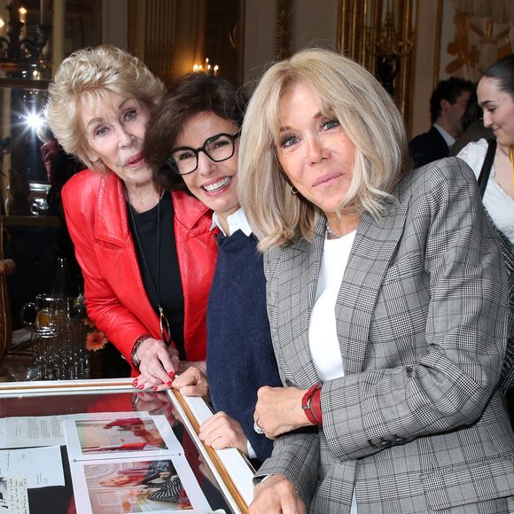 Nicole Sonneville, Rachida Dati (Ministre de la Culture) et Brigitte Macron - Line Renaud fait don de ses archives aux Archives Nationales au Ministère de la Culture, Paris le 12 Mai 2025. L’ex-meneuse de revue qui fêtera ses 97 ans le 2 juillet prochain a remis à la ministre de la Culture R. Dati, la lettre par laquelle elle fait don de ses archives (correspondances, papiers et documents personnels et professionnels) à l’État. Un moment fort en émotions qu’elle a partagé avec ses «enfants de cœur». © Bertrand Rindoff / Bestimage