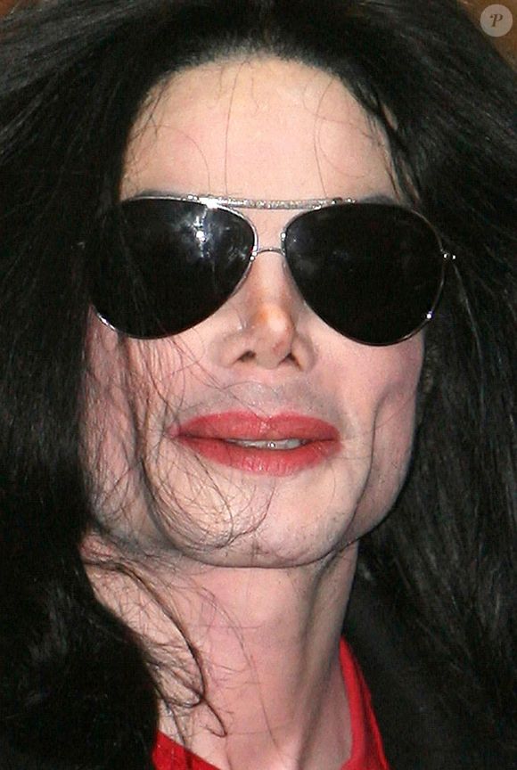 Le roi de la pop, qui aurait 67 ans aujourd'hui...

Michael Jackson quitte son hôtel dans le centre de Londres, Royaume-Uni, le 14 novembre 2006. La popstar se produira aux World Music Awards demain soir. Photo de Lewis Whyld/PA-Empics/ABACAPRESS.COM